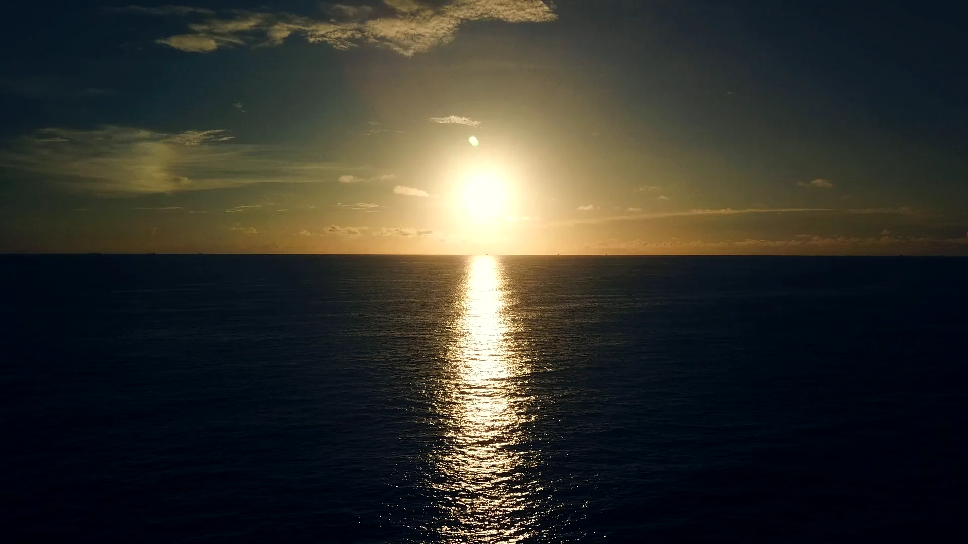 夕陽落在西子灣海面上