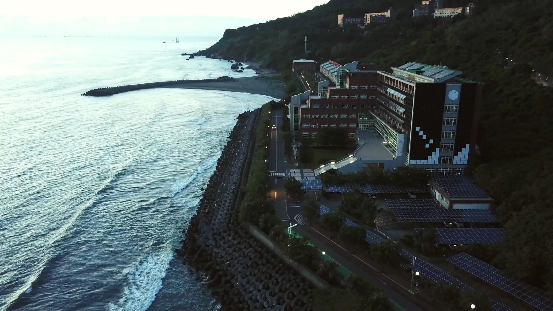 傍晚從空中俯瞰中山大學海岸邊的校舍與海面