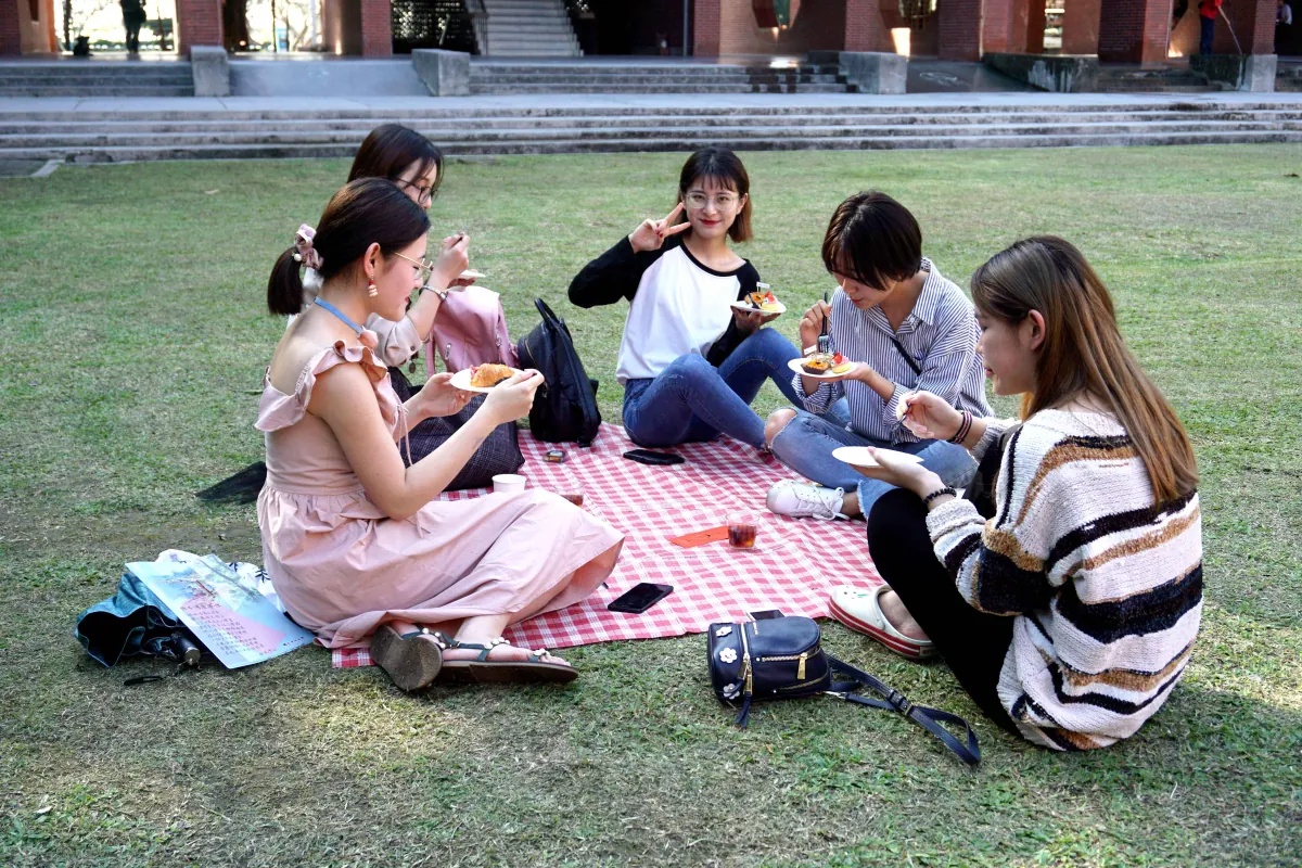學生在校園草地交流