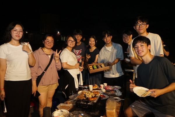 多款月餅與甜點登場，讓大家盡情享用、共享佳節美味。🥮🍰✨圖片