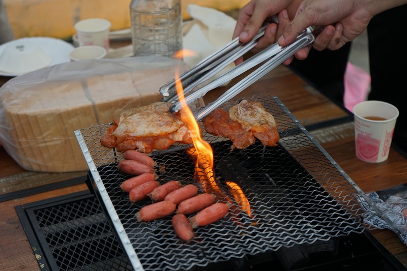 烤肉現場熱鬧進行中，香氣四溢、氣氛歡樂。🍖🔥✨圖片