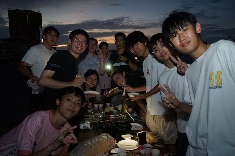 烤肉現場合影，記錄熱鬧歡樂的聚會時刻。📸🍖🔥✨圖片