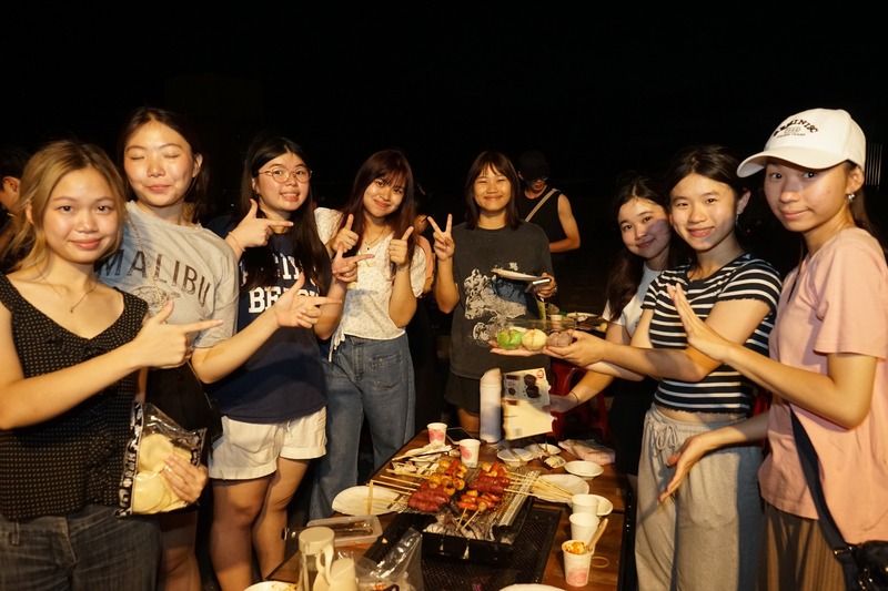 多款月餅與甜點登場，讓大家盡情享用、共享佳節美味。🥮🍰✨圖片