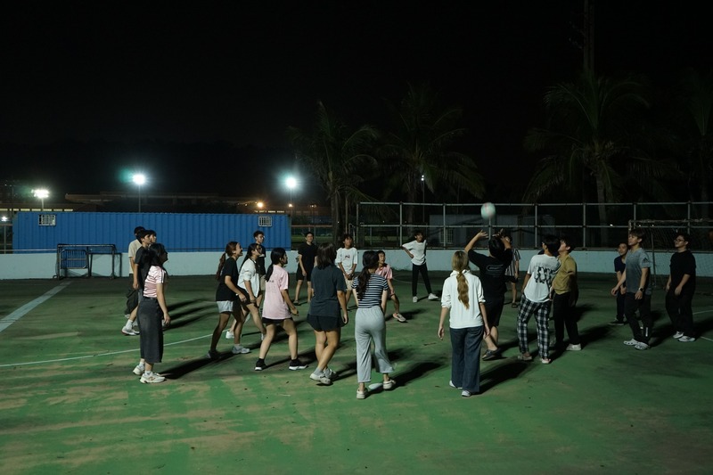 餐後同學們興致盎然移步排球場，開心運動放鬆身心。🏐😊✨圖片