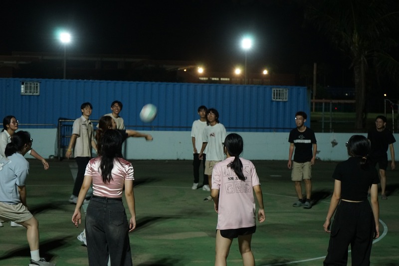 餐後同學們興致盎然移步排球場，開心運動放鬆身心。🏐😊✨圖片