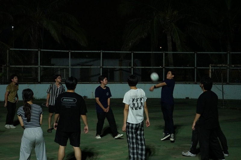 餐後同學們興致盎然移步排球場，開心運動放鬆身心。🏐😊✨圖片