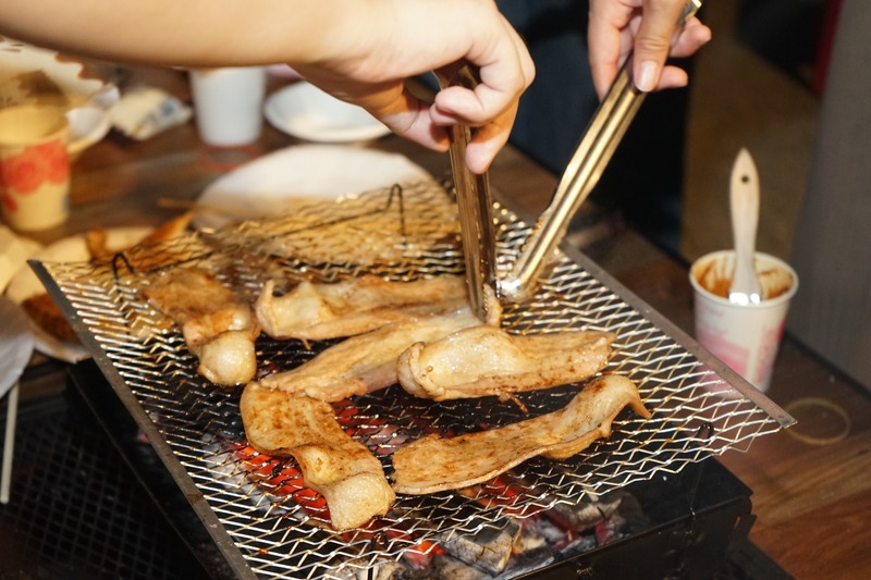 烤肉現場熱鬧進行中，香氣四溢、氣氛歡樂。🍖🔥✨圖片