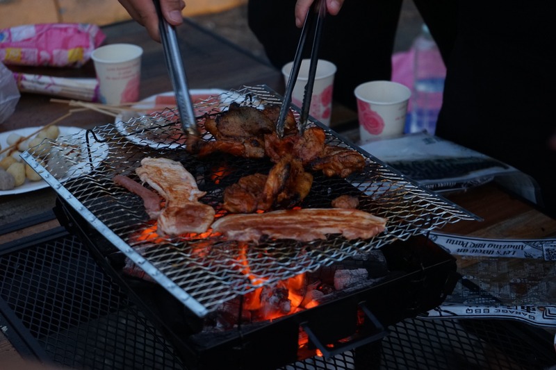 烤肉現場熱鬧進行中，香氣四溢、氣氛歡樂。🍖🔥✨圖片