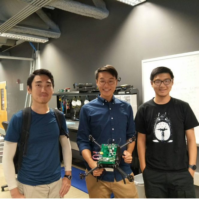 康梓竣與機器人研究室成員合影(另開新視窗)