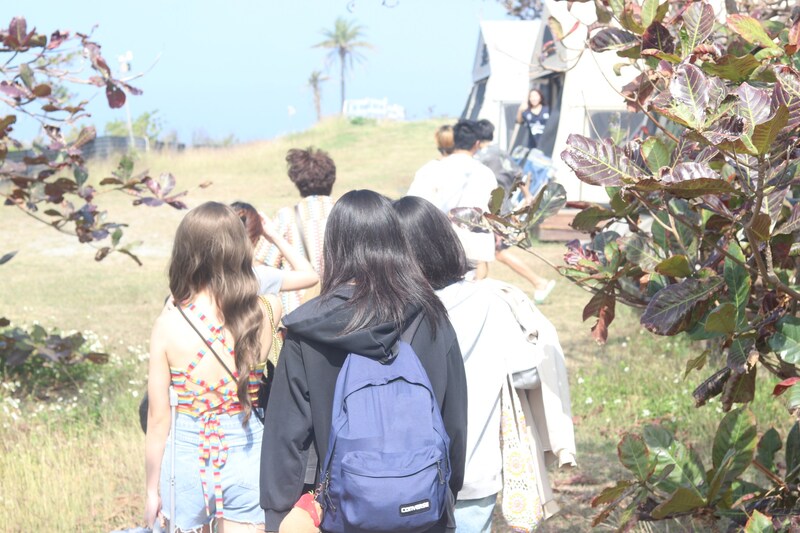 僑生們抵達露營場地後，大家有序地分組搬運行李並入住帳篷🏕️。每個人都興奮地整理自己的營位，現場氣氛熱絡，充滿期待與新鮮感，為接下來的露營活動揭開序幕。