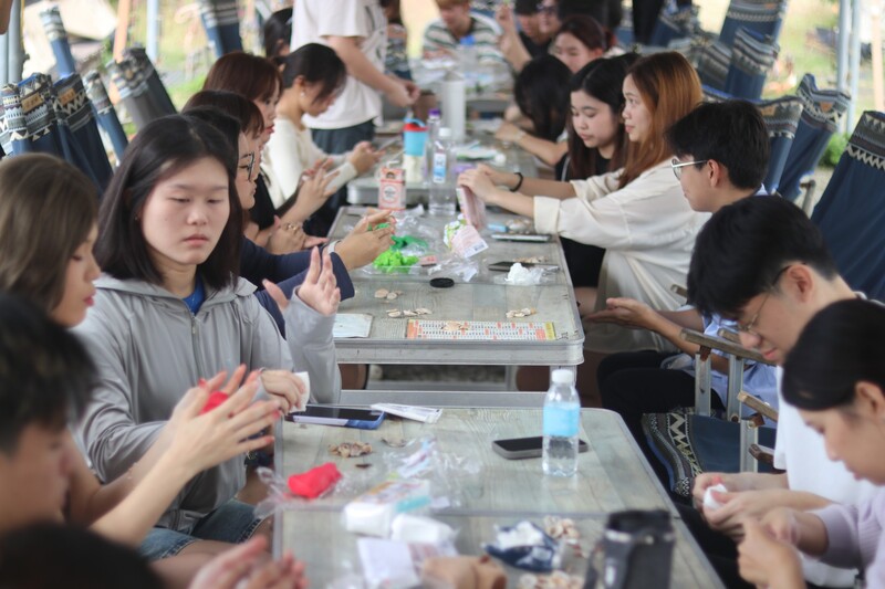 露營活動中特別安排了貝殼工作坊🦪，僑生們一起動手用貝殼創作飾品，氣氛溫馨有趣，留下獨特的露營回憶。