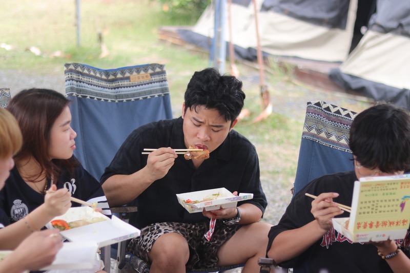 午餐時間到啦！大家圍坐在一起享用美味餐點，邊聊天邊補充體力，現場氣氛輕鬆愉快。
