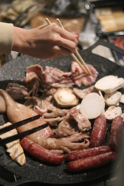 晚上大家一起享用烤肉與火鍋🍖🍲，圍坐在營火旁邊烤邊聊，氣氛熱鬧溫馨。豐盛的美食和歡笑聲，讓露營夜晚更加難忘！