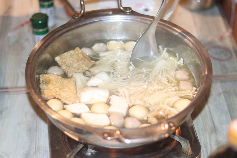 晚上大家一起享用烤肉與火鍋🍖🍲，圍坐在營火旁邊烤邊聊，氣氛熱鬧溫馨。豐盛的美食和歡笑聲，讓露營夜晚更加難忘！