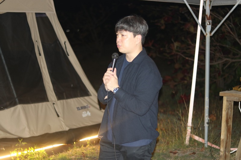產學處特派CrossBond顧問公司執行長林致孚先生，與僑生們在星空下暢談未來。林執行長從在學時的能力培養談到職場所需技能，耐心解答大家的疑問，讓僑生們收穫良多，受益匪淺。