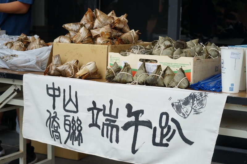 端午節活動前，幹部們正忙著準備端午的擺放，細心布置現場，讓大家能夠感受到濃濃的節日氣氛。感謝幹部們的用心付出，讓活動更加溫馨圓滿！🎋🧑‍💼✨