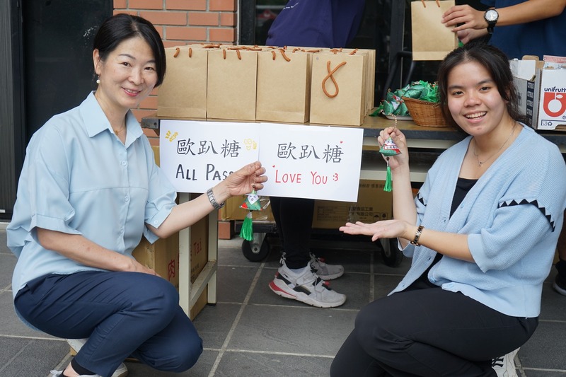 大家在領取粽子後，還能收到歐趴（oupa）小禮物，祝福大家端午節快樂，也期末考試都能順利歐趴！🎋🥟🎁💯