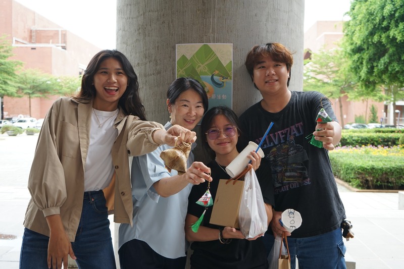 端午節活動期間，領取粽子和香氛小禮物，現場氣氛熱鬧溫馨。最後，大家一同合照，留下美好回憶。🎋🥟🎁📸