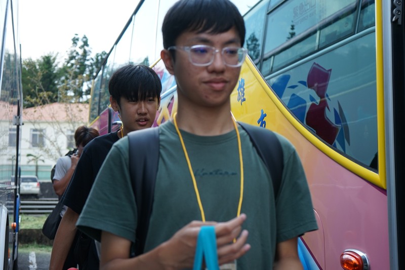 抵達走馬瀨農場，同學們陸續下車，準備展開精彩行程。🚌🌿✨圖片