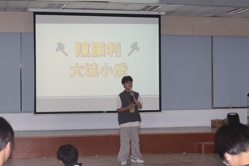 陳康利演唱《大城小愛》，溫暖歌聲帶動現場氛圍。🎤❤️✨圖片