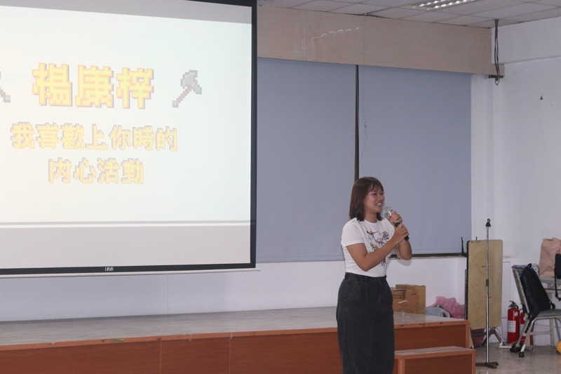 楊康梓演唱《我喜歡上你時的內心活動》，細膩歌聲觸動人心。🎤✨圖片