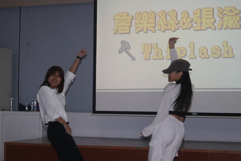 詹樂絲與張渝仙攜手舞蹈演出〈Whiplash〉，展現強烈節奏與舞台魅力。💃🔥✨圖片