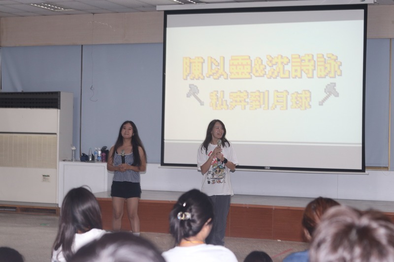 陳以靈與沈詩詠合唱《私奔到月球》，溫柔歌聲營造浪漫氛圍。🎤🌙✨圖片
