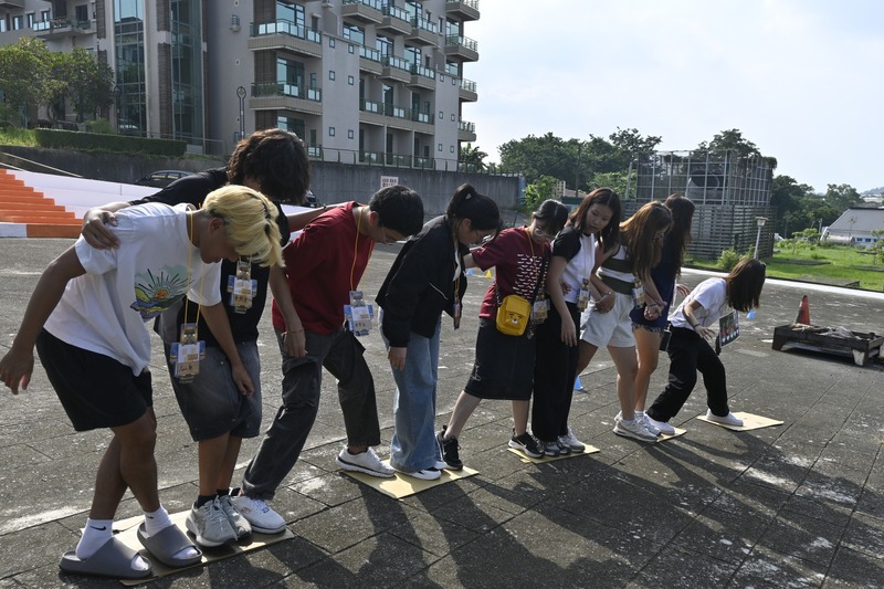 大地遊戲熱鬧進行中，大家齊心合作、享受挑戰樂趣。🏃‍♂️🎯✨圖片