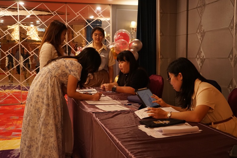 出席者於現場簽到並入場📝，即可領取摸彩券🎟️，為新春活動揭開精彩序幕！