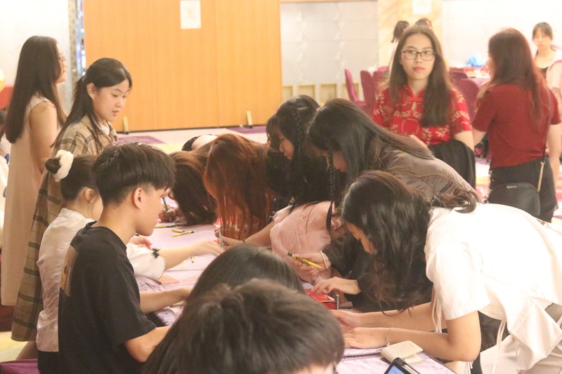 出席者於現場簽到並入場📝，即可領取摸彩券🎟️，為新春活動揭開精彩序幕！