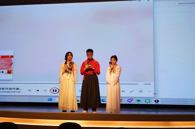 司儀將於活動開始時登台開場🎤，熱情歡迎大家的到來，並介紹活動流程，為新春活動揭開序幕🎉！