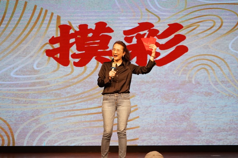 國際長李明軒特別加碼摸彩禮品🎁，為大家帶來更多驚喜，讓現場氣氛更加熱烈歡樂🎉！