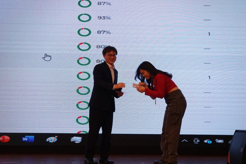 產學長林韋至將為遊戲環節的獲獎者頒發獎品🏆，表揚大家的積極參與，讓現場充滿歡樂與成就感🎉！