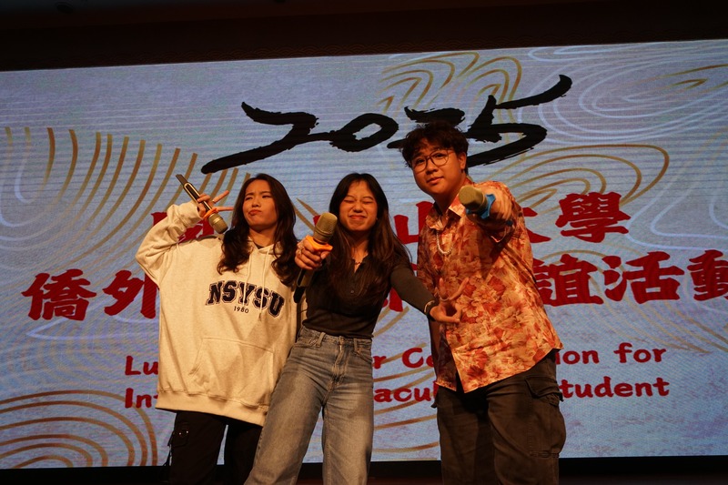 大家拍照留念📸，記錄下新春快樂的氛圍，將美好回憶與祝福一同珍藏，迎接嶄新的一年🎉！