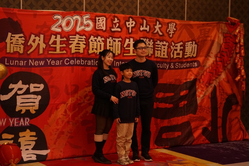 邀請一家三口一同拍照📸，留下溫馨幸福的時刻，記錄新春團聚的美好回憶！