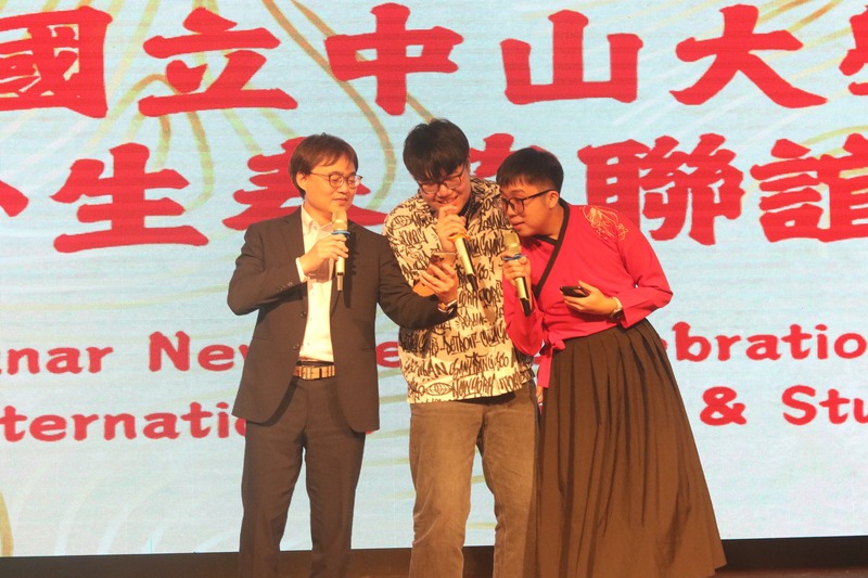產學長林韋至邀請僑生們上台，一起合唱經典歌曲〈對面的女孩看過來〉🎤。