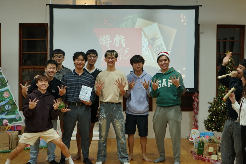 遊戲獲獎時刻，大家開心領取獎品與掌聲。🏆🎉✨圖片