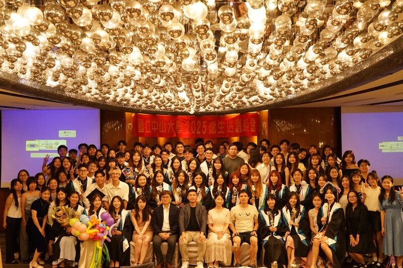 恭喜所有畢業生!🎓 在這個特別的日子裡,大家齊聚一堂,為即將展開新旅程的你們送上最真摯的祝福。感謝你們過去的努力與付出,為我們留下許多溫暖的回憶。無論未來身在何處,都希望你們勇敢追夢,前程似錦!🌟💐 讓我們用這張大合照,珍藏屬於我們的青春與友誼,一起迎向更美好的未來!🤗✨圖片