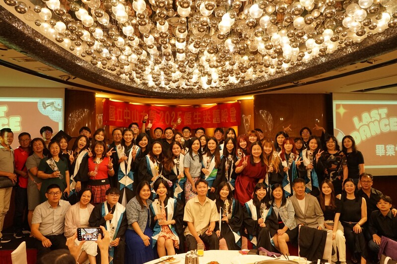 接下來是自由合照時間,歡迎大家與親友、師長、同學一起拍下各種合照,留下屬於彼此的美好回憶。📸🤗🎉圖片