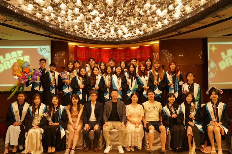 接下來是自由合照時間,歡迎大家與親友、師長、同學一起拍下各種合照,留下屬於彼此的美好回憶。📸🤗🎉圖片