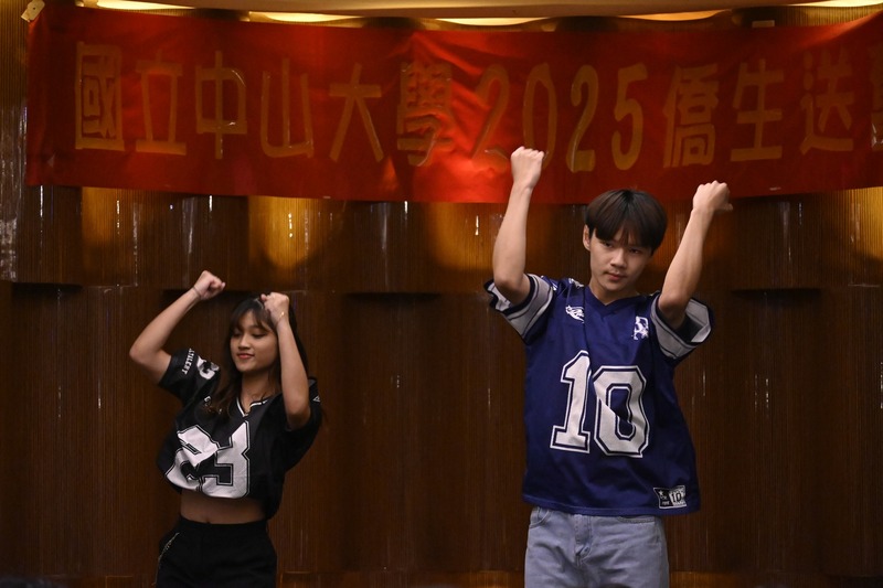 接下來由張渝仙和林按荏帶來精彩的 CEC MOVE 舞蹈表演,充滿活力的舞姿為現場帶來熱烈氣氛,讓大家一同感受青春與動感的魅力!💃🕺✨圖片