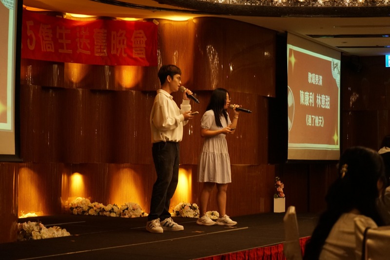 接下來由康利與意甜帶來合唱表演《過了幾天》,用動人的歌聲傳遞溫暖與感動,為現場增添美好的回憶。🎤🎶💖圖片