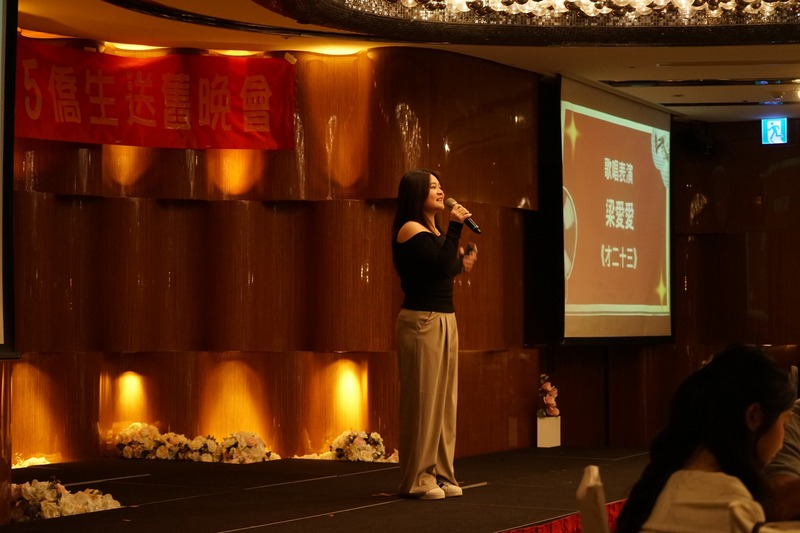 接下來由梁愛愛帶來獨唱表演《才二十三》,用真摯的歌聲唱出年輕的心情與夢想,讓我們一同沉浸在這首動人的旋律中。🎤🎵✨圖片
