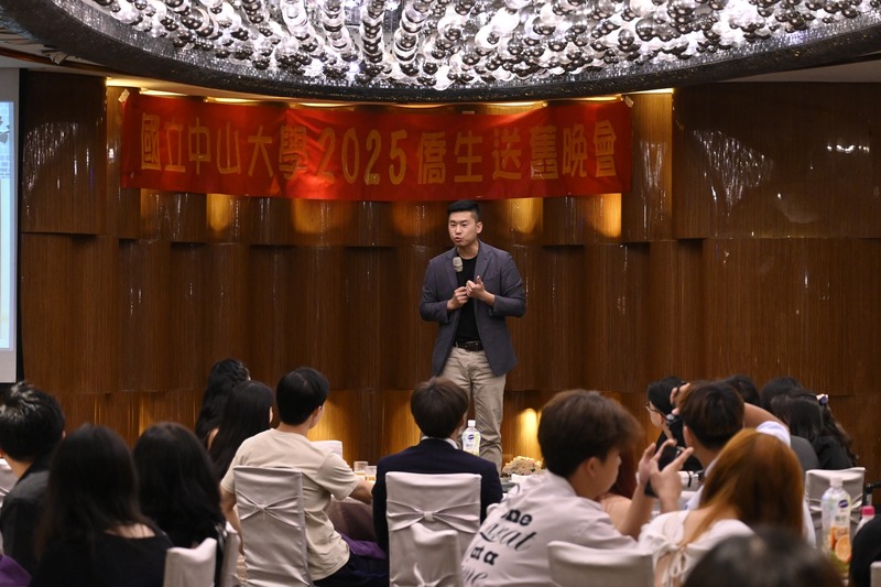 僑外組組長林晉禾上台致辭,感謝所有畢業生這段時間的努力與付出,並送上最誠摯的祝福,期許大家未來都能勇敢追夢,展翅高飛。🎤🌟圖片