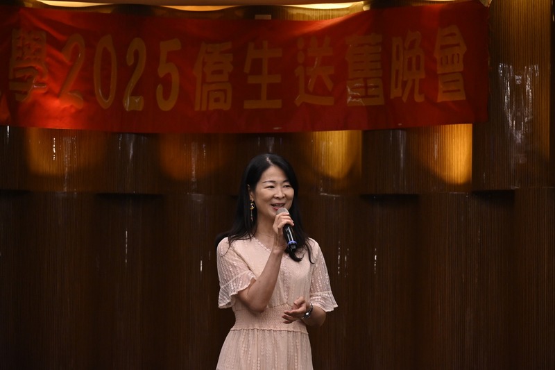 接下來邀請葉慧清學姐上台致辭,分享她的寶貴經驗與成長故事,並勉勵學弟妹們勇敢追夢、堅持理想,迎向更美好的未來。💬🌟👏圖片