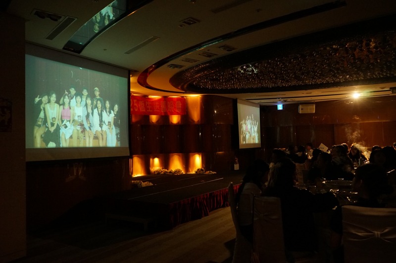 接下來將播放畢業生回顧影片,帶大家一同回顧這段珍貴的學習旅程,重溫歡笑與感動的時刻,留下最美好的回憶。🎬📽️✨圖片
