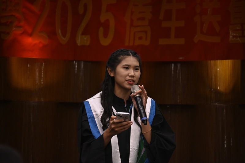 接著由畢業生代表吳珮綺發表感言,分享在校期間的成長與收穫,感謝師長與同學的陪伴,並勉勵大家勇敢迎接未來的挑戰。🎤🌟👏圖片
