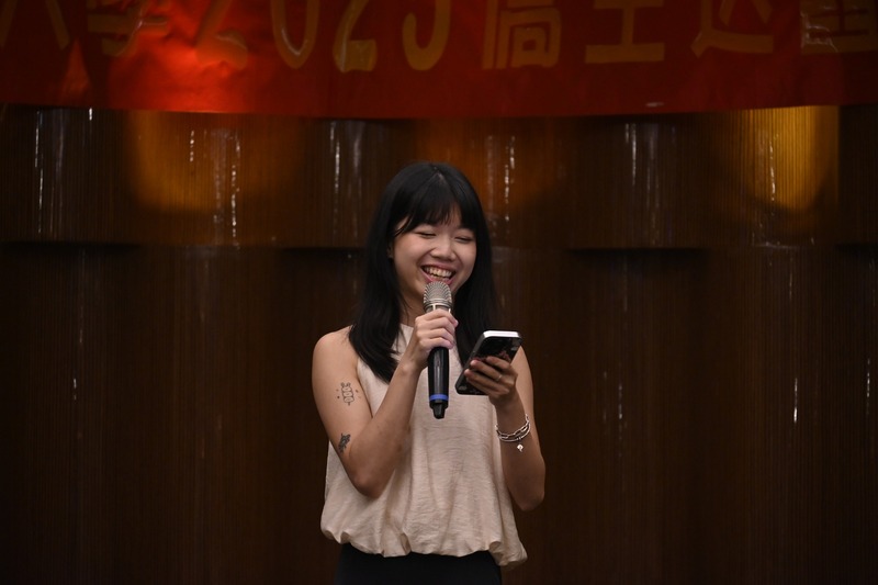 接著由畢業生代表周芷怡發表感言,分享這段學習旅程中的成長與感動,感謝師長、同學的陪伴與支持,並祝福大家未來都能勇敢追夢,展翅高飛。🎤🌟💖圖片