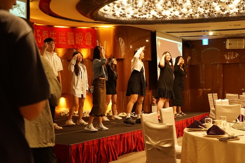 接下來由幹部們帶來精彩的《LAST DANCE》表演,以熱情與活力為典禮增添高潮,為大家留下難忘的回憶。💃🕺🎵圖片