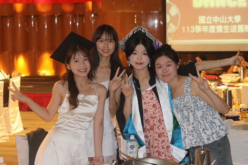 接下來是自由合照時間,歡迎大家與親友、師長、同學一起拍下各種合照,留下屬於彼此的美好回憶。📸🤗🎉圖片